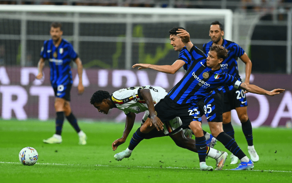 穿工作背心接受采访！唐斯：我打两份工呢，正准备去纽约修路（唐斯穿工装马甲接受采访：我同时打两份工，正要去纽约修路）