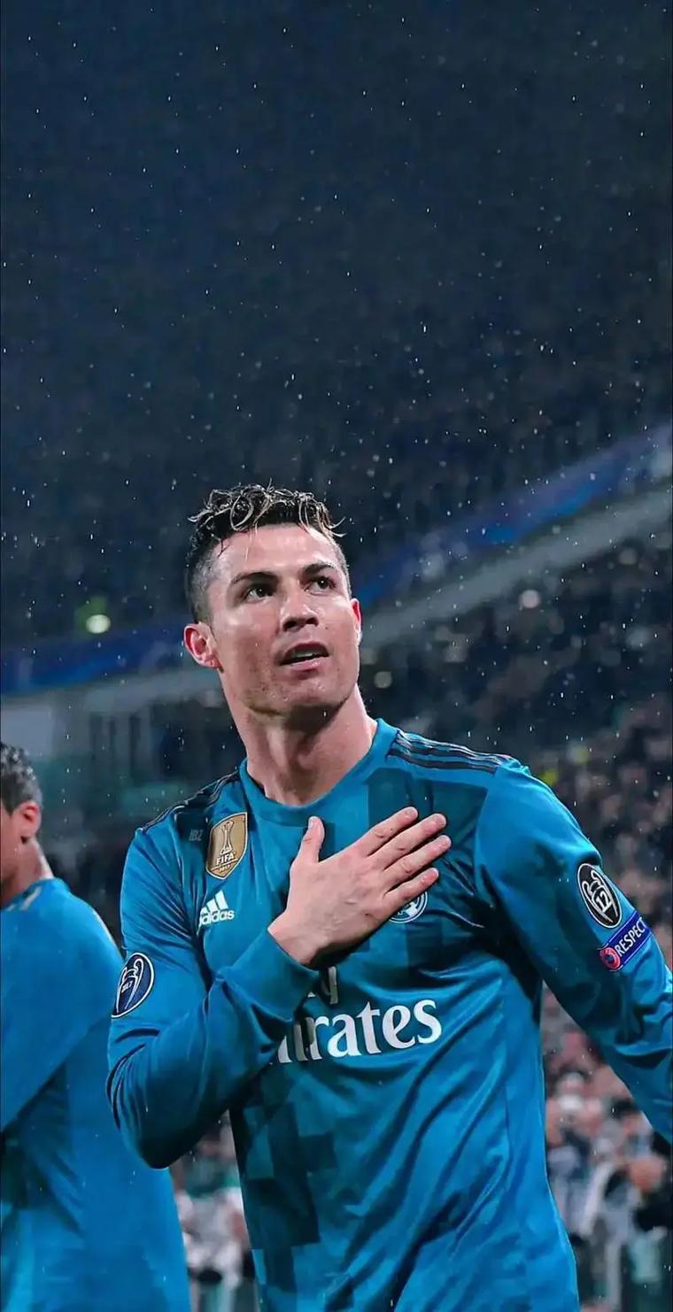 点球判罚引发争议 VAR 成为焦点（争议点球引热议，VAR站上风口浪尖）