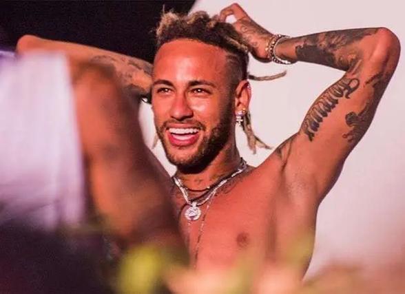 海地总理：球队晋级世界杯点燃了希望之火，让我们向全队致敬（海地总理：球队挺进世界杯燃起希望，向全队致以敬意）