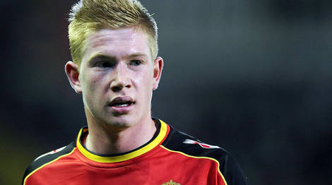 意甲最新动态：米兰锁定18岁新锋，国米仅落榜首一分（意甲快讯：米兰盯上18岁新前锋，国米距榜首仅差一分）