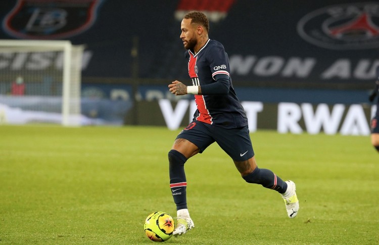 足球国足球迷自发组织万人方阵助威（万名球迷自发组建方阵为国足助威）